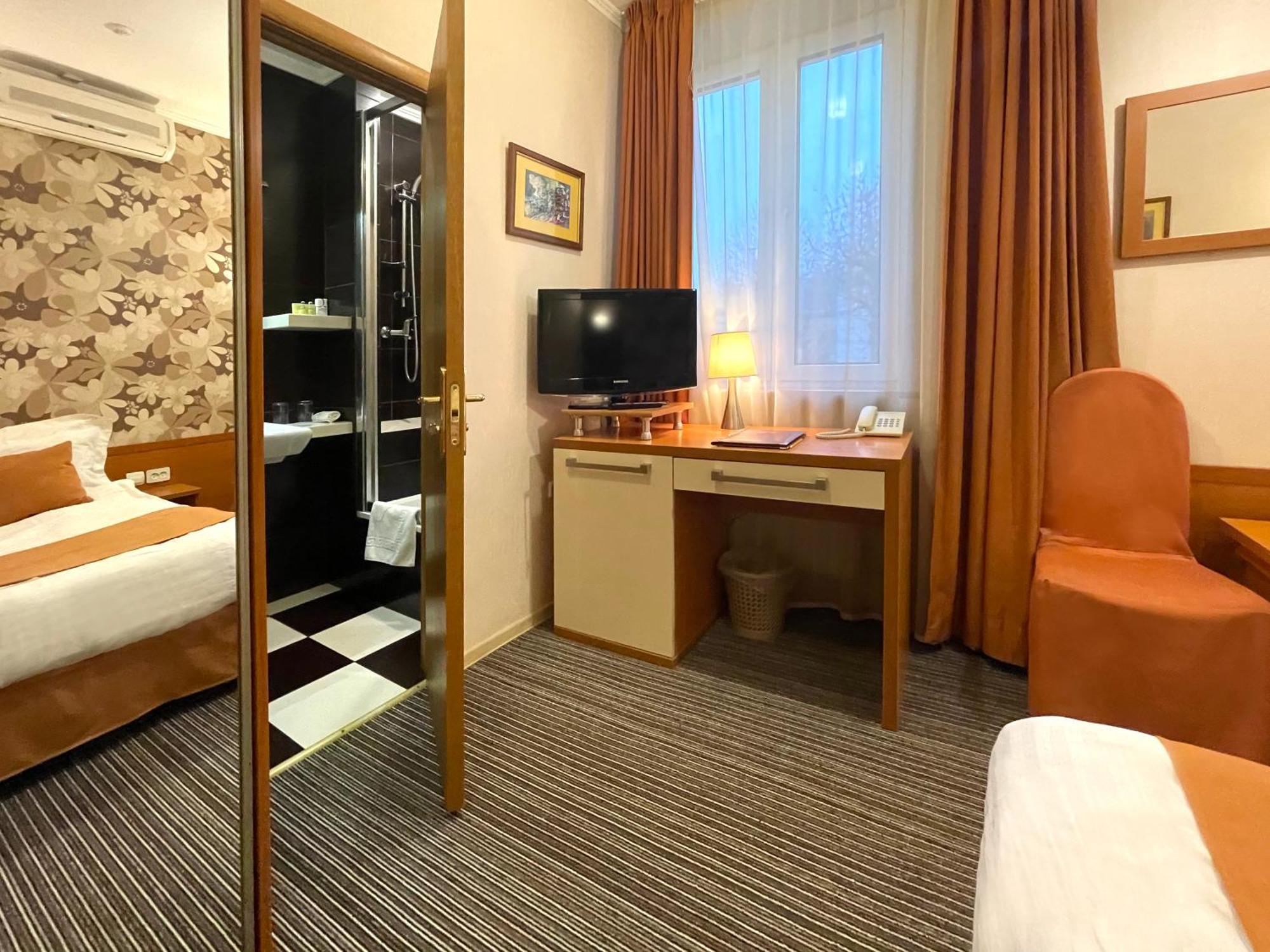 Eney Budget Three-Room Apartment 리비프 외부 사진